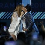 Imagen del beso entre los cantantes