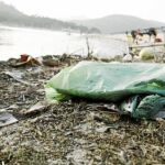 La basura y los desperdicios acumulados junto al pantano han convertido a la llamada playa de Madrid en un enorme vertedero