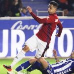 El defensa del Deportivo Alavés Alexis Ruano (d), y el delantero del Osasuna Sergio León, durante el partido