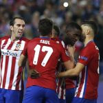 El delantero colombiano del Atlético de Madrid Jackson Martínez (2d) celebra con sus compañeros el gol marcado, el segundo del equipo frente al Astaná