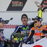 Valentino Rossi junto a los españoles Jorge Lorenzo y Marc Márquez en el podio