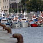 Imagen de archivo de barcos pesqueros atracados en un puerto del Atlántico noroeste