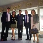 El rector de la UCM, Carlos Andradas Heranz y el decano de la Facultad de Derecho, Ricardo Alonso García, acompañados de los pintores Sofía Tornero, Miguel Santana y Fe Sáenz.
