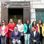 Foto de familia de las consejeras Alicia García y Pilar del Olmo con miembros del tercer sector y usuarios