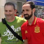 Juanfran juanto a un seguidor de la selección durante el paseo por núcleo urbano de Saint Martín de Ré,