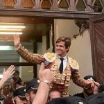 El Juli sale a hombros por la Puerta Grande de la plaza de Cuatro Caminos, ayer, en Santander