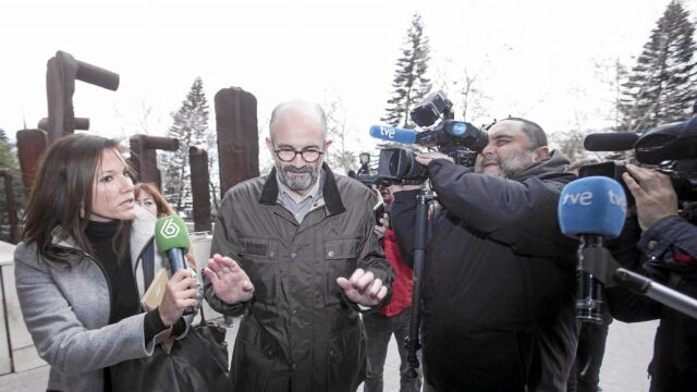 El concejal Emilio del Toro, ayer, a su llegada a la Ciudad de la Justicia de Valencia