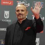 El cantante Miguel Bosé a su llegada a la ceremonia de entrega de los IV Premios Platino celebrada en la Caja Mágica de Madrid.