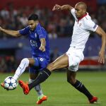 El centrocampista francés del Sevilla FC Steven N'Zonzi lucha el balón con Riyad Mahrez, del Leicester