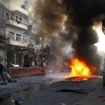 Un hombre pasa junto a los restos de un bombardeo en Ariha, en Idlib