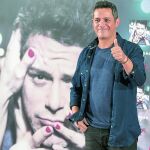 Alejandro Sanz presentará su disco «Sirope». Arriba, el alcalde Alfonso Polanco con Daniel Landa y Javier Pérez de Andrés. A la derecha, Sara Bayón, que pregonará las fiestas