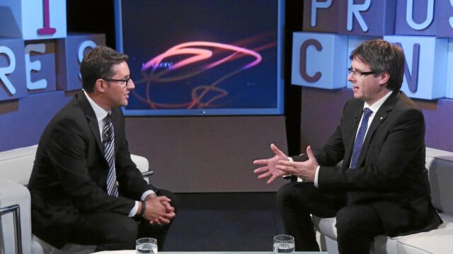 El president de la Generalitat, Carles Puigdemont, durante la entrevista en Olot TV