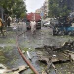 Varios bomberos trabajan tras los ataques con cohetes en un distrito residencial de Alepo (Siria) hoy, 3 de mayo.