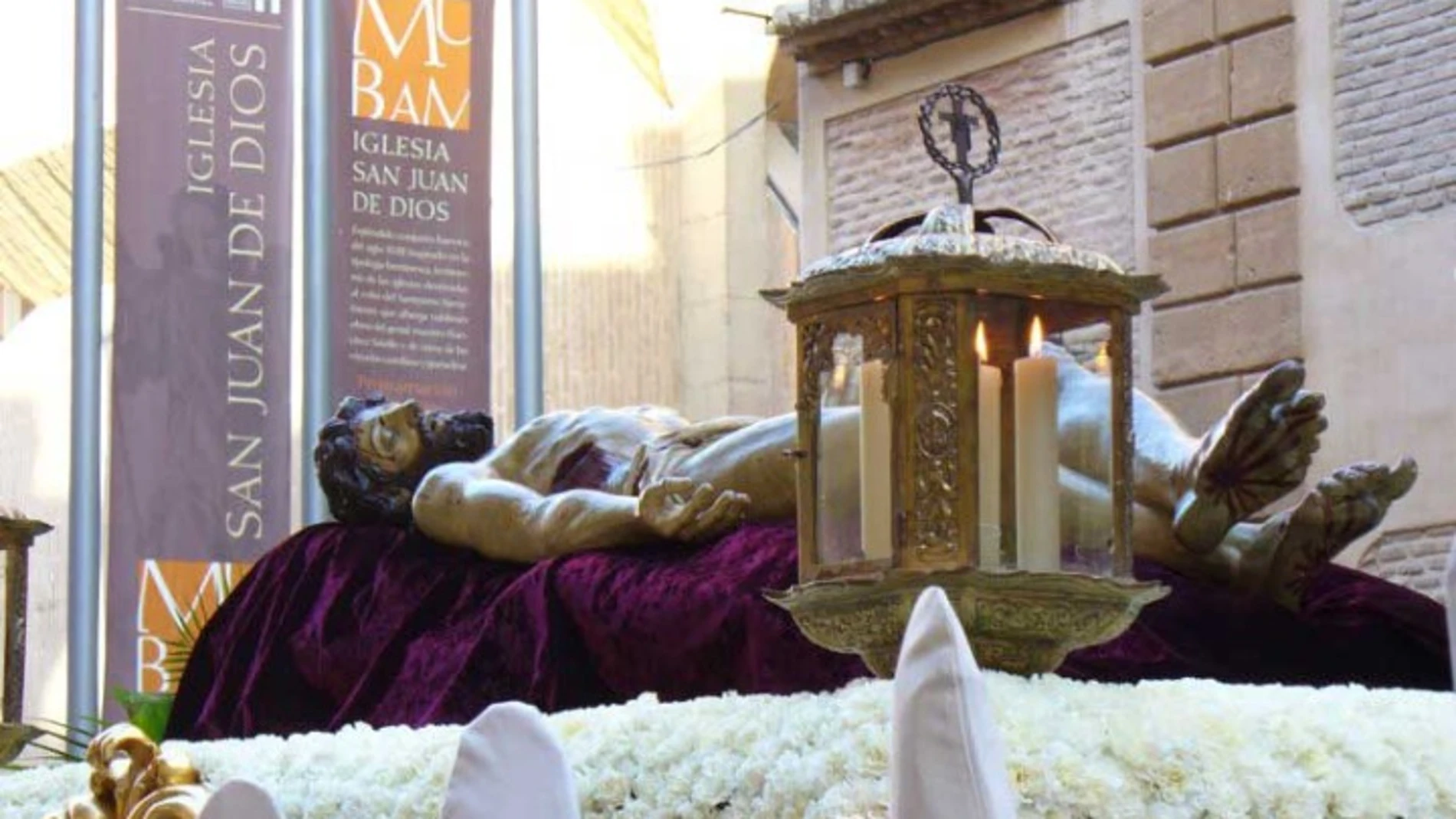 El Cristo Yacente es portado por su hermandad en la primera de las procesiones de la tarde del Sábado Santo en Murcia