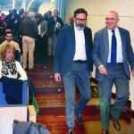 Jesús Julio Carnero llega a la jornada junto con el gerente de la Fundación Democracia y Gobierno Local, José Luis Moreno, ayer en Valladolid