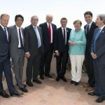 De izquierda a derecha, el presidente del Consejo Europeo, Donald Tusk; el primer ministro japonés Shinzo Abe; el presidente de la Comisión Europea, Jean-Claude Juncker, el presidente de EE UU, Donald Trump, el presidente galo Emmanuel Macron, la canciller alemana Angela Merkel; el primer ministro de Canada, Justin Trudeau, y el primer ministro italiano Paolo Gentilon
