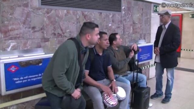 Así se ganan la vida los músicos en el Metro de Madrid