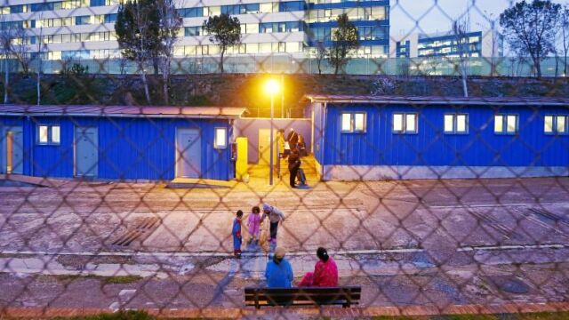 El barracón en el que el Ayuntamiento ofrece alojamiento a la familia de Halima está en Fuencarral y depende de la Concejalía de Asuntos Sociales