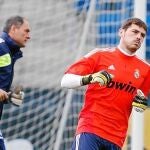 Casillas, durante el entrenamiento de ayer, con Silvino al fondo