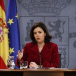 La vicepresidenta del Gobierno en funciones, Soraya Sáenz de Santamaría, durante la rueda de prensa que ha ofrecido hoy tras la reunión del Consejo de Ministros