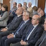 Los ex presidentes Manuel Chaves (4d) y José Antonio Griñán (3d) y los ex consejeros Gaspar Zarrías (2d) y José Antonio Viera (d), junto a los 22 ex altos cargos de la Junta de Andalucía