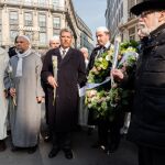 El presidente de la asociación oficial de los musulmanes en Bélgica, Salah Echallaoui, y al gran rabino de Bruselas, Albert Guigui, junto a otros religiosos en el homenaje