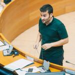 El conseller de Educación, VIcent Marzà, durante una de las sesiones del pleno de Les Corts