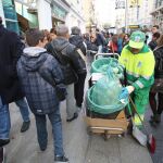 Según la estimación del Gobierno de Ahora Madrid, las empresas tendrán que incorporar entre 650 y 800 barrenderos