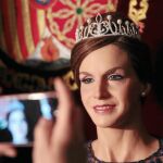 La escultura luce una reproducción de la tiara «Ansorena», que el Rey regaló a Doña Letizia por su 5º aniversario