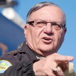 Joe Arpaio vestido con su uniforme de sheriff del condado de Maricopa en Anthem, Arizona.