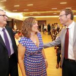 Milagros Marcos saluda a Félix Moracho y Enrique Torres durante el foro