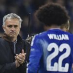 Jose Mourinho aplaude a Willian al ser sustituido