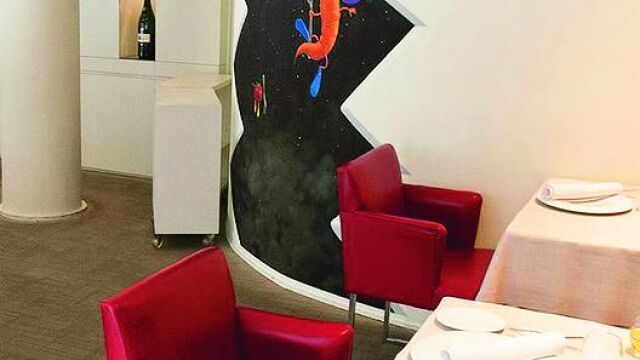El restaurante barcelonés, pese a tener una Estrella Michelin, se ha querido alejar de los tópicos que persiguen a los establecimientos de alta cocina