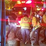 El SAMUR traslada al hombre herido ayer tarde en el centro de Madrid