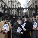 Representantes de un partido contrario a la UE se manifiestan disfrazados de Cameron en Londres