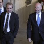 El expresidente de la Junta de Andalucía, Manuel Chaves (d), a su llegada hoy al juzgado de instrucción 6 de Sevilla para prestar declaración ante el juez Álvaro Martín por el caso de los ERE