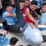 El momento en el que el hincha de Belgrano Emanuel Barbo es arrojado al vacío desde la grada