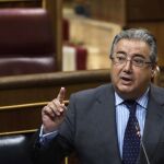 El ministro del Interior, Juan Ignacio Zoido, durante su intervención en la sesión de control al Gobierno, ayer en el Congreso de los Diputados
