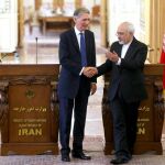 El ministro de Exteriores iraní, Mohammad Javad Zarif, saluda a su homólogo británico, Philip Hammond