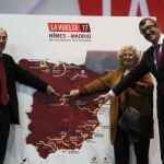 El director general de la Vuelta Ciclista a España, Javier Guillén (d), la alcaldesa de Madrid, Manuela Carmena (2d), y el director general de Deportes del Ayuntamiento, Javier Odriozola (i), señalan las etapas madrileñas en el mapa