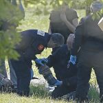 La policía francesa observan las armas encontradas en uno de los zulos