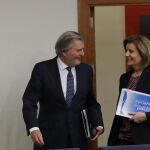 El ministro de Educación, Cultura y Deportes y Portavoz, Íñigo Méndez de Vigo (i), y la ministra de Empleo y Seguridad Social, Fátima Báñez (d), a su llegada a la rueda de prensa.