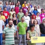 Los diputados de la CUP Anna Gabriel y Benet Salellas protagonizaron ayer una rueda de prensa de la CUP en la plaza del Rei de Barcelona