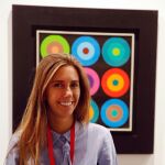 María Calcaterra posa en ARCO junto a una obra de Martha Boto