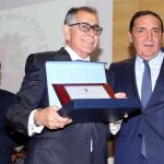 El consejero Sáez Aguado entrega el galardón al presidente saliente de la Hermandad de Ávila, Jesús Barrera