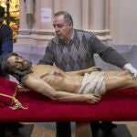 Los cofrades de la Pontificia, Real y Primitiva Archicofradía del Glorioso Patriarca Señor San José y Santísimo Cristo de la Vida Eterna colocaban ayer la talla de 1941 en su lecho.