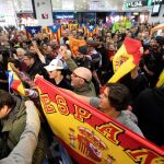 Bronca en Barcelona en la despedida de dos miembros de la Mesa que acudían a declarar a Madrid