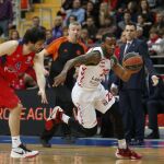 El base del Laboral Kutxa, el estadounidense Darius Adams (d), lucha por el balón con Milos Teodosic (i) del CSKA Moscú en el partido del Top 16 de la Euroliga disputado en Moscú