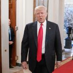 Donald Trump dirigiéndose a la reunión con gobernadores en la Casa Blanca, ayer