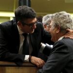 El presidente del Congreso en funciones, Jesús Posada (d), saluda al diputado del PSOE Patxi López, propuesto a la presidencia de la Cámara Baja